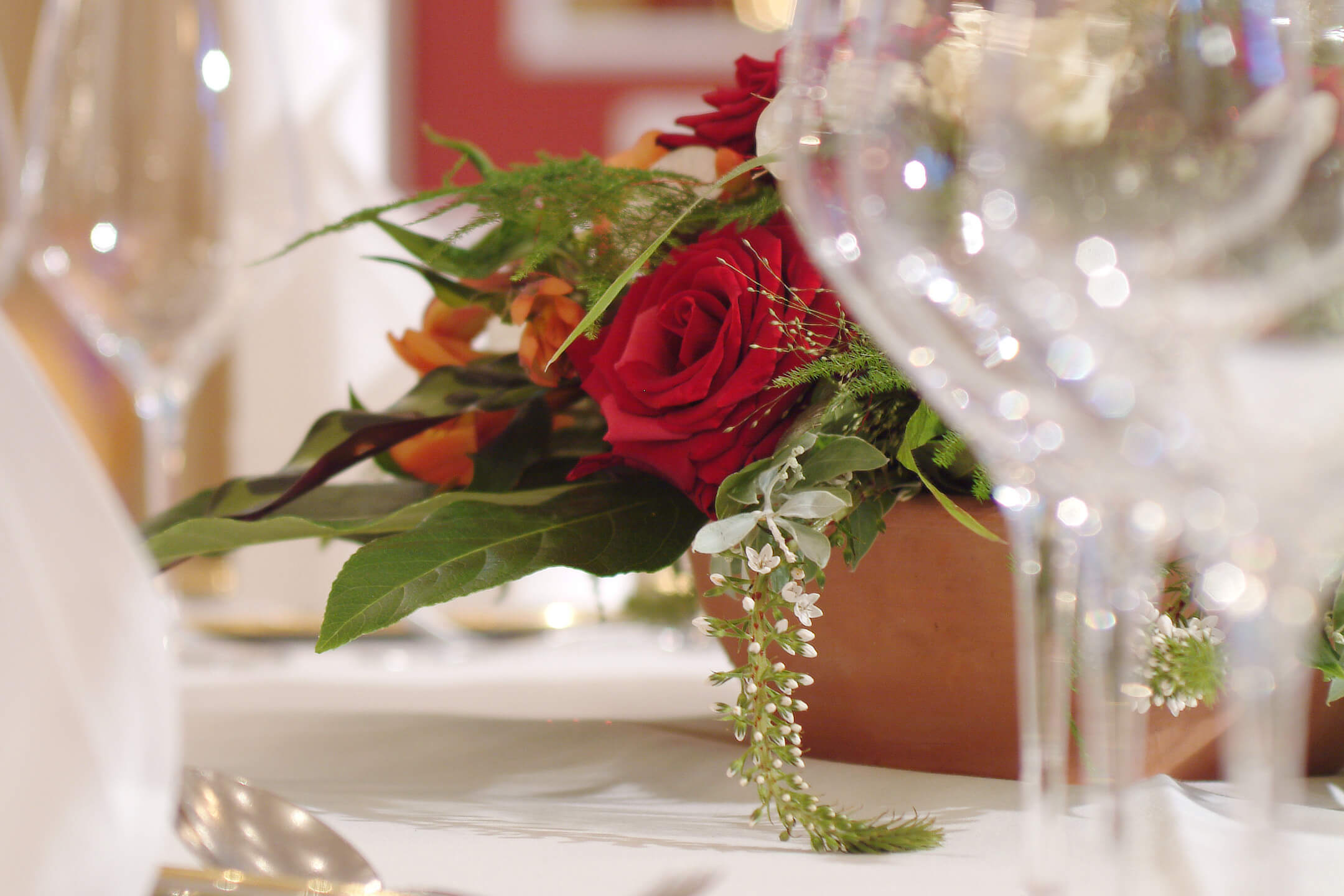 Romantische Blumendekoration anlässlich einer Hochzeitsfeier 